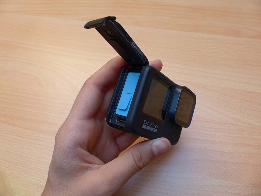 Man sieht die geöffnete Klappe auf der linken Seite der GoPro Hero 9. 
